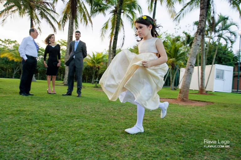 Daminha correndo ao ar livre Fotografia Flavia Lago Flavius de Casamento no Rio de Janeiro RJ 