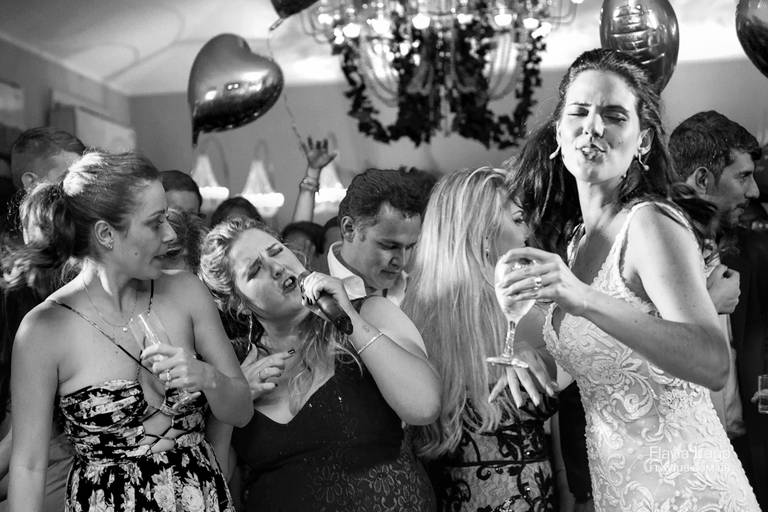 Noiva dançando com amigas Fotografia de Casamento no Rio de Janeiro RJ Flavia Lago Flavius