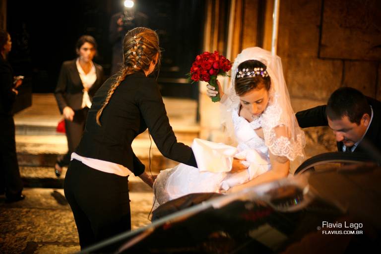 Noiva saindo do carro na igreja Fotografia Flavia Lago Flavius de Casamento no Rio de Janeiro RJ 