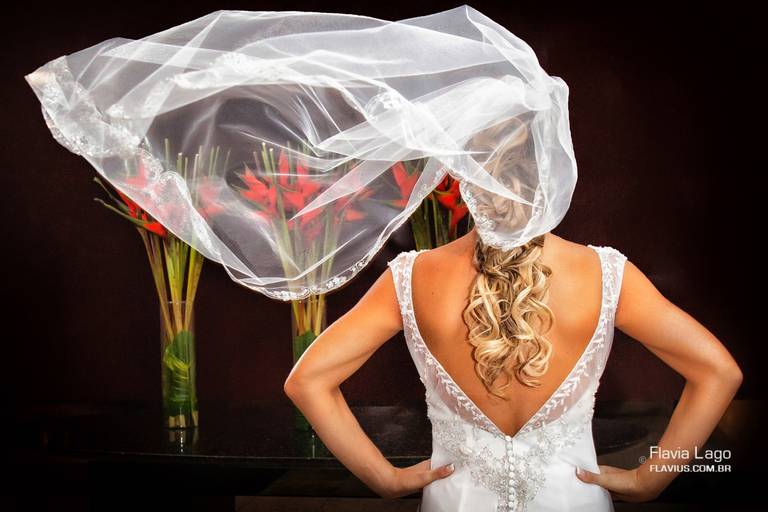 Noiva de costas veu voando Flavia Lago Fotografia de Casamento no Rio de Janeiro RJ Flavius