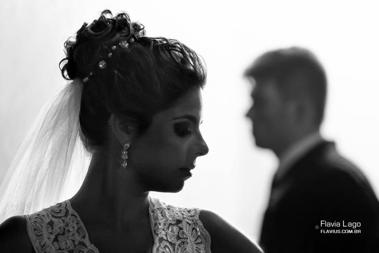 Noivos posando juntos no dia do casamento