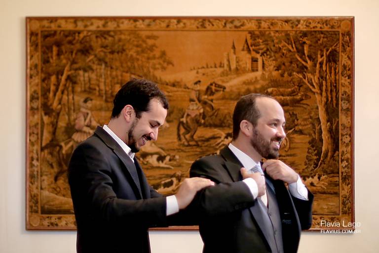 Making of noivo vom irmão arrumando noivo Fotografia de Casamento no Rio de Janeiro RJ Flavius Flavia Lago