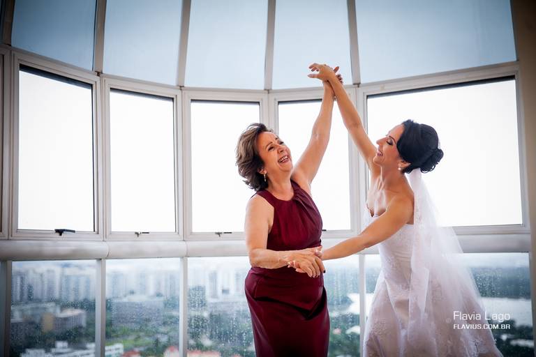 Noiva dancando com a mae Fotografia de Casamento no Rio de Janeiro RJ 