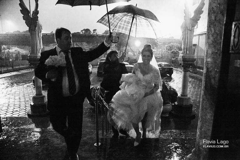 Noiva entrando igreja sorrindo na cguva Fotografia de Casamento no Rio de Janeiro RJ 