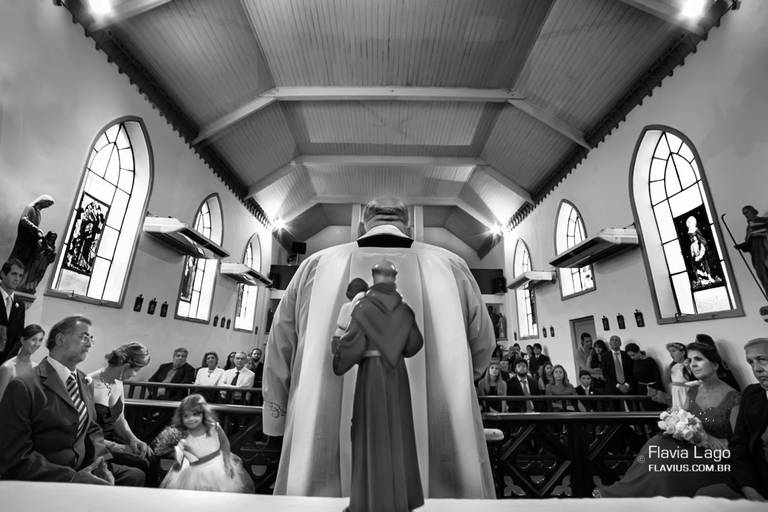 Padre de costas na C apela Santa Ignez RJ, Padre Jorjão e Santo Antônio Celebrando o casamento.