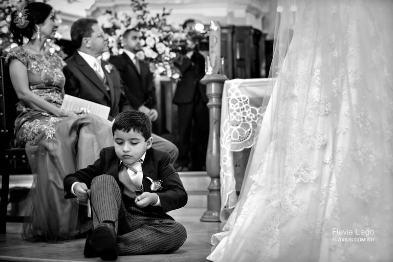 Pajem amarrando sapato no altar Melhor Fotografia de Casamento no Rio de Janeiro RJ Flavius Flavia Lago