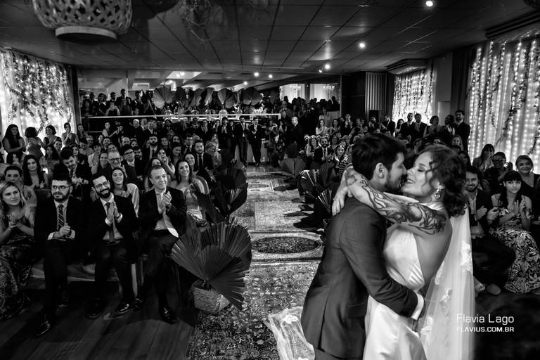 noivos se beijando na cerinônia com todos os convidados aplaudindo no Spazio Itanhangá Rio de Janeiro Fotografia de Casamento no Rio de Janeiro RJ Flavia Lago Flavius Saída igreja noivos