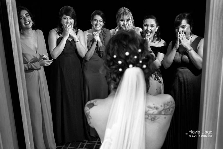 First look da noiva pelas madrinhas no Hotel Grand Hyatt Rio de Janeiro.