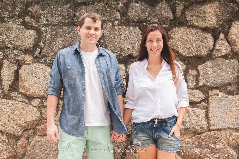 retrato de casal de mãos dadas em ensaio de casal e de família na fortaleza de santa cruz em jurujuba em niterói no rio de janeiro