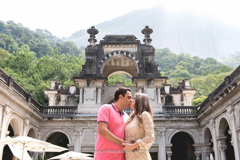 casal de noivos de beijano no paque lage no rio de janeiro