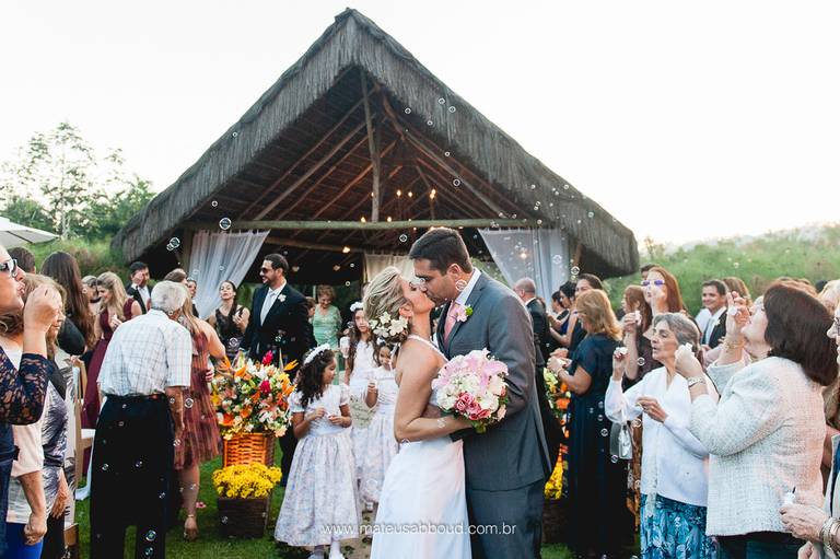 casal se beijando no cortejo de saída após a cerimônia