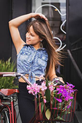 Ensaio Feminino Bicicleta com Flores Orna Café - Curitiba/PR