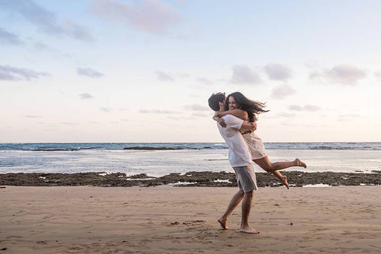 Casal aproveitando a viagem de lua de mel na Praia do Forte.