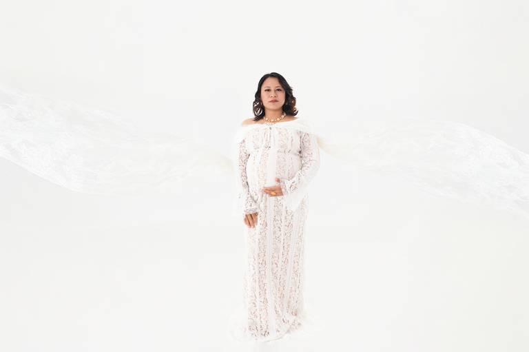 Sessão Fine Art de grávida na Costa Vicentina com luz suave e natural