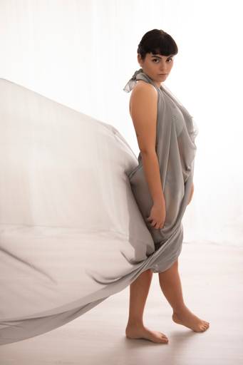 retratofeminino,sensual,mulher,beleza,fundobranco,fotografia,estudio,tecido