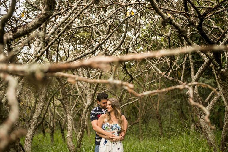 Monique Angelis - Ensaio pré-Wedding da Natalia e Gabriel em Valinhos - SP Noivos se abraçando