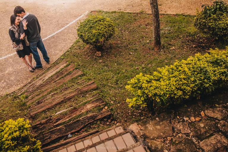 Monique Angelis - Ensaio de noivos pré-wedding Doris e João se abraçando
