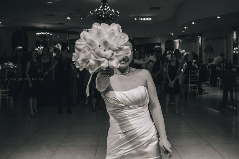 Monique Angelis - noiva Doris jogando o buque