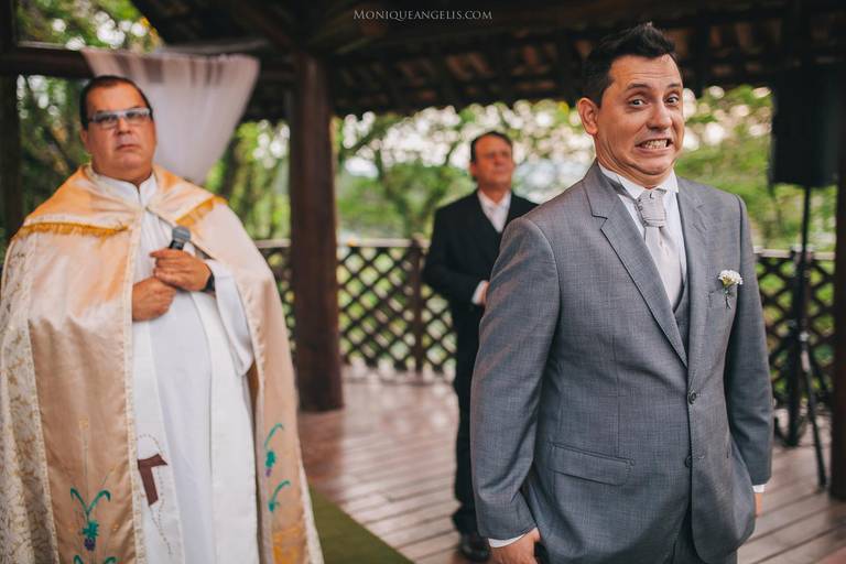 Monique Angelis - Noivo na espera de sua noiva no altar