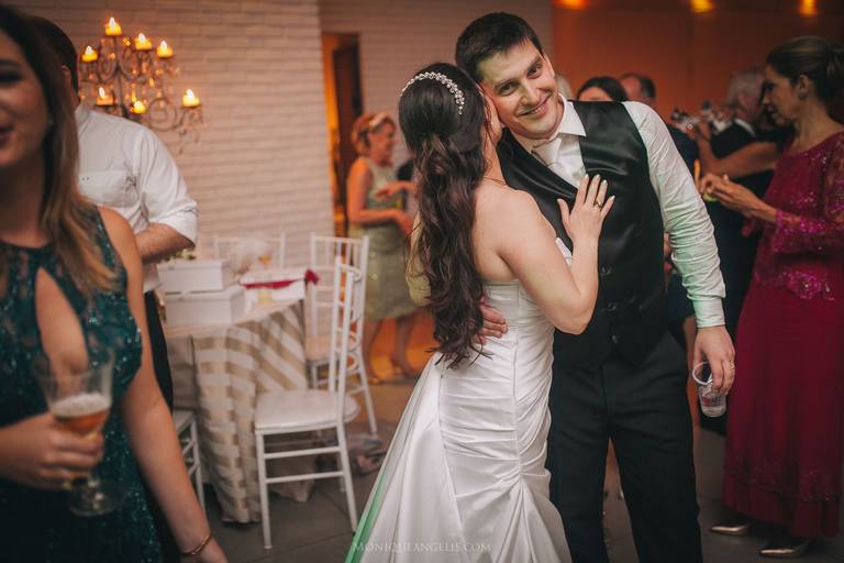 Monique Angelis - casal se beijando na festa em Campinas - SP