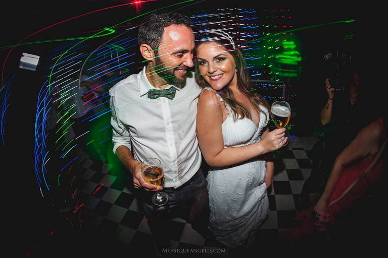 Monique Angelis - Noivos se abraçam  após casamento em Sousas - SP
