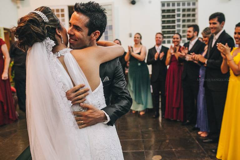 Monique Angelis - O beijo do casal após o casamento 