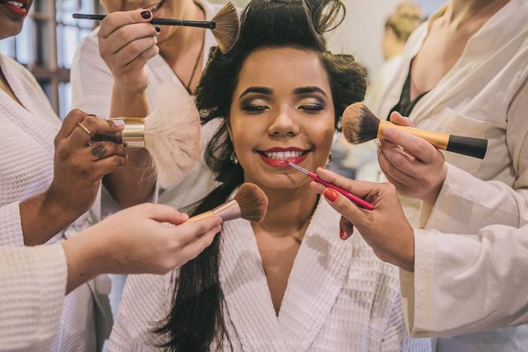 Monique Angelis - noiva recebendos os cuidados das madrinhas no making off em Campinas - SP