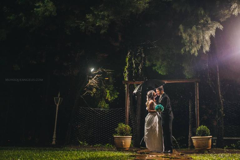 Monique Angelis - O beijo do casal após a sua cerimôonia em Valinhos - SP