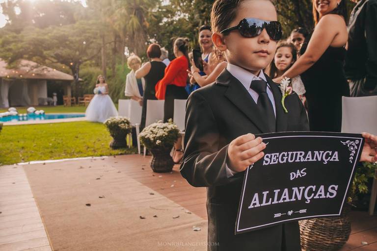 Monique Angelis - A entrada do Page com as alianças