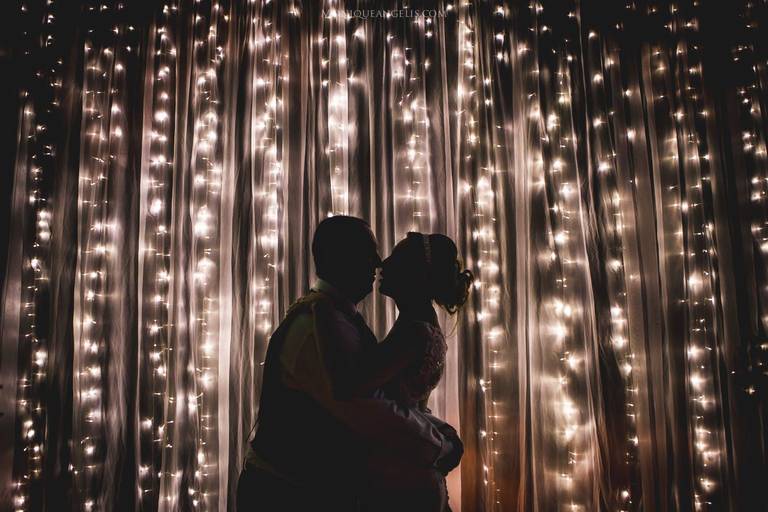 Monique Angelis - O beijo dos noivos na festa do casamento em Indaiatuba - SP