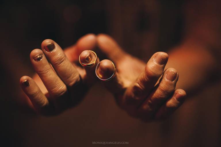 Monique Angelis - A foto das alianças na mãos das avós