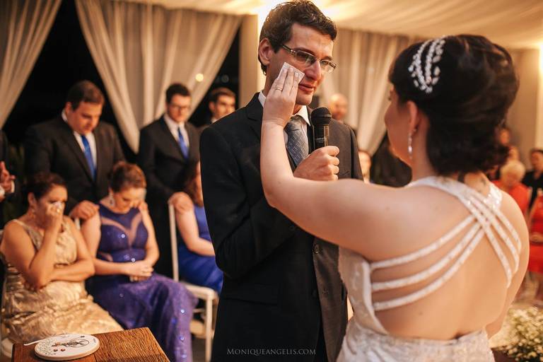 Monique Angelis - noiva enchuga as lágrimas do noivo