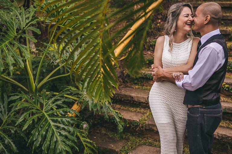 Monique Angelis - Casal se beija após casamento em Vinhedo - SP
