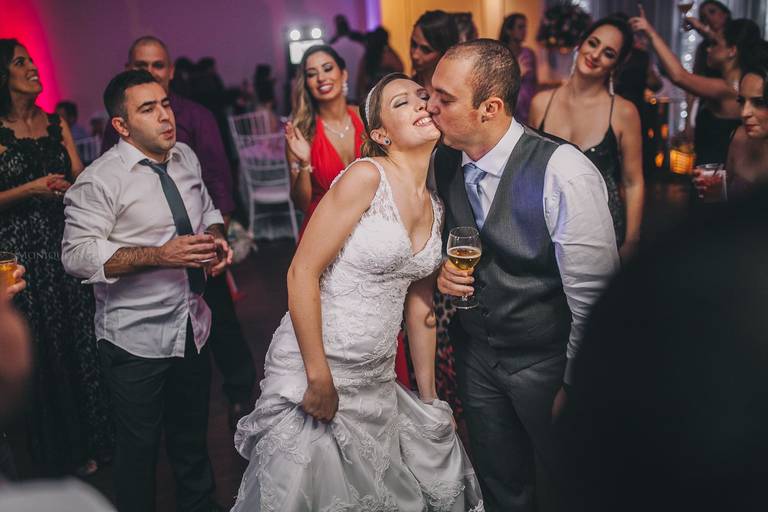 Monique Angelis - beijo do noivo na festa do casamento em Indaiatuba - SP