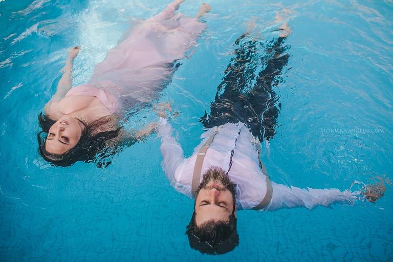 Monique Angelis - Ensaio do casal após casamento dentro da piscina em Valinhos - SP