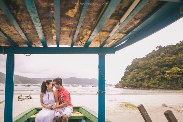 Monique Angelis - O beijo dos noivos no barco durante o ensaio pré-wedding na praia do Guarujá - SP