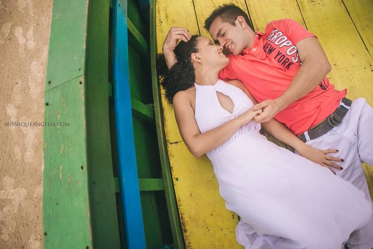 Monique Angelis - Noivos deitados no barco durante o ensaio pré-wedding na praia do Guarujá - SP