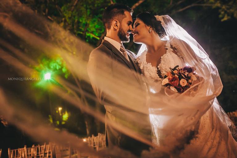 Monique Angelis - O beijo dos noivos após o casamento em Sousas - SP