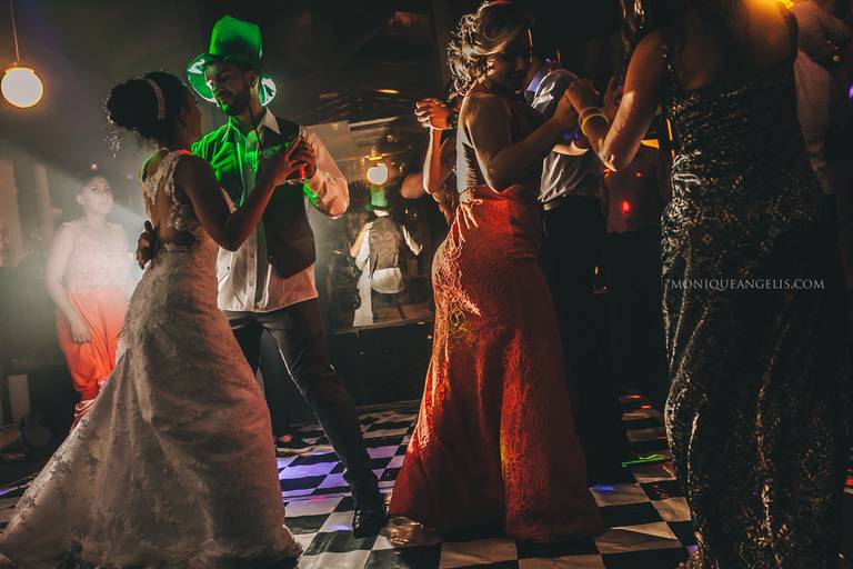 Monique Angelis - Noivos dançando durante a festa do casamento em Sousas - SP