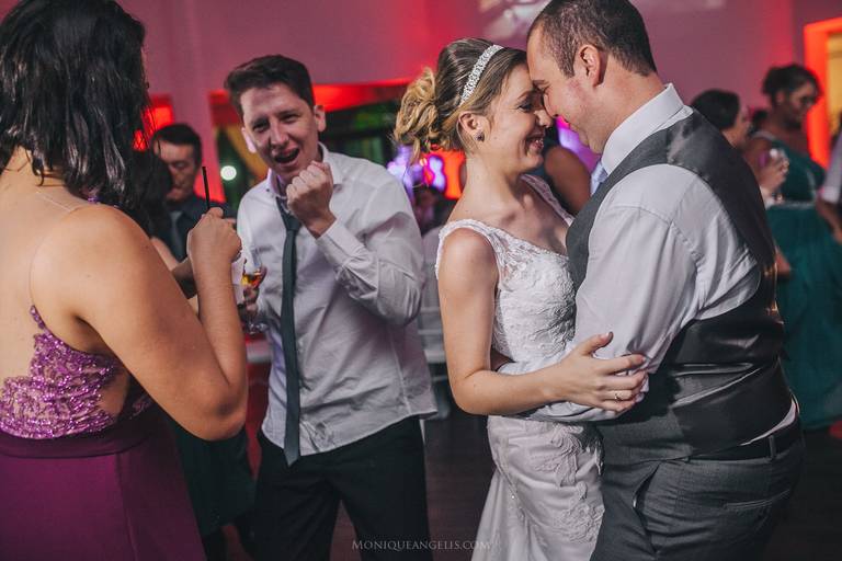 Monique Angelis - Noivos dançando durante a festa do seu casamento em Indaituba - SP