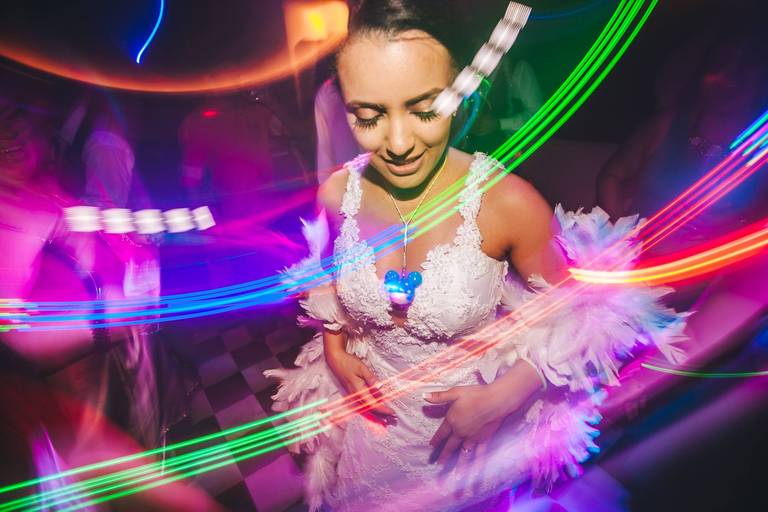 Monique Angelis - Noiva dançando durante a festa do seu casamento em Sousas - SP