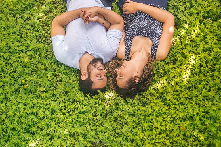Monique Angelis - Noivos deitados na grama durante ensaio pré-wedding em Campinas - SP