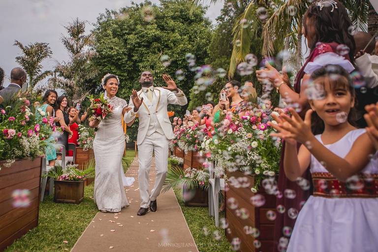 Monique Angelis - Saída dos noivos após cerimônia de casamento em Paulínia - SP