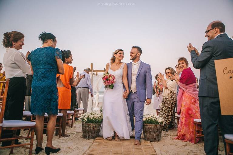 Monique Angelis - Foto da saída dos noivos após cerimônia de casamento na praia de Bombinhas - SC