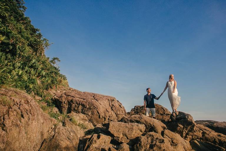 Monique Angelis - foto nas pedras do Ensaio pré-wedding na praia do Guarujá - SP