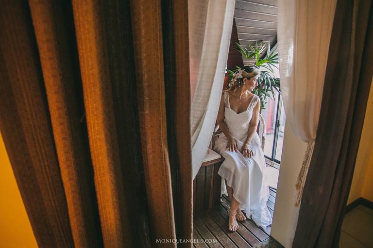 Monique Angelis - Foto da noiva antes da cerimônia de casamento na praia de Bombinhas - SC