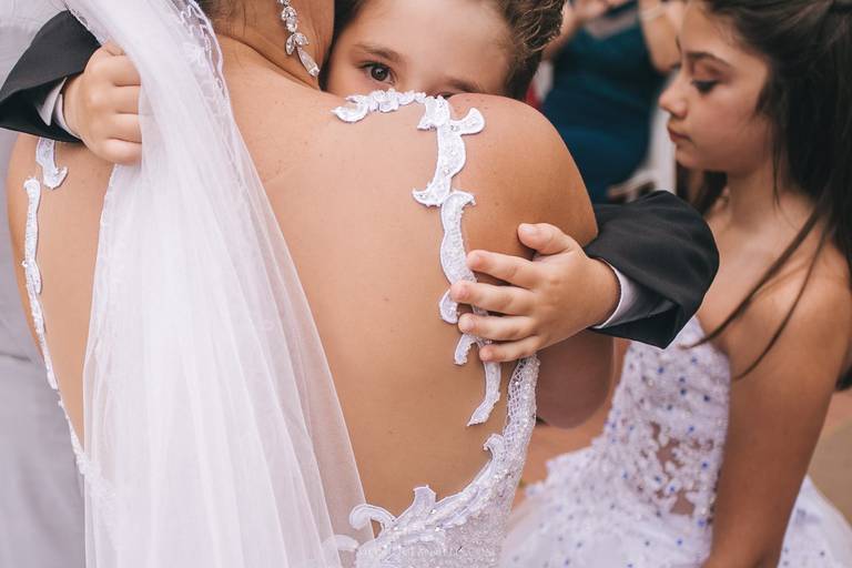 Monique Angelis - Olhar do noivinho durante cerimônia de casamento em Louveira - Sp