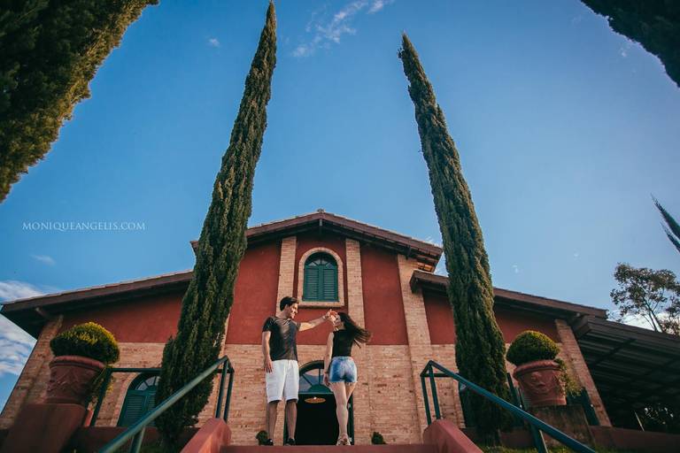 Monique Angelis - Foto dos noivos dançando em ensaio pré-weddingo em uma vinícula em Louveira - Sp