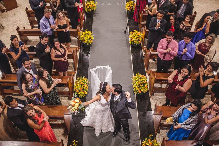 Monique Angelis - Saída em comemoração dos noivos após cerimônia de casamento em Campinas - SP