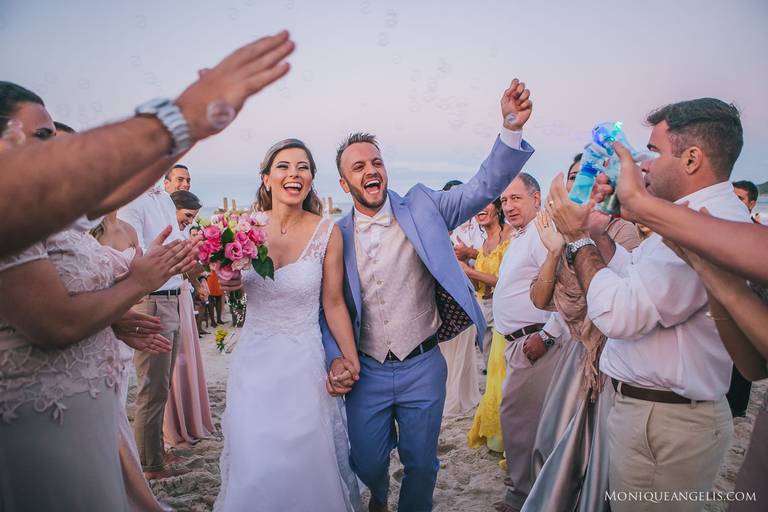 Monique Angelis - Saída em comemoração dos noivos após cerimônia de casamento em Bombinhas - SP